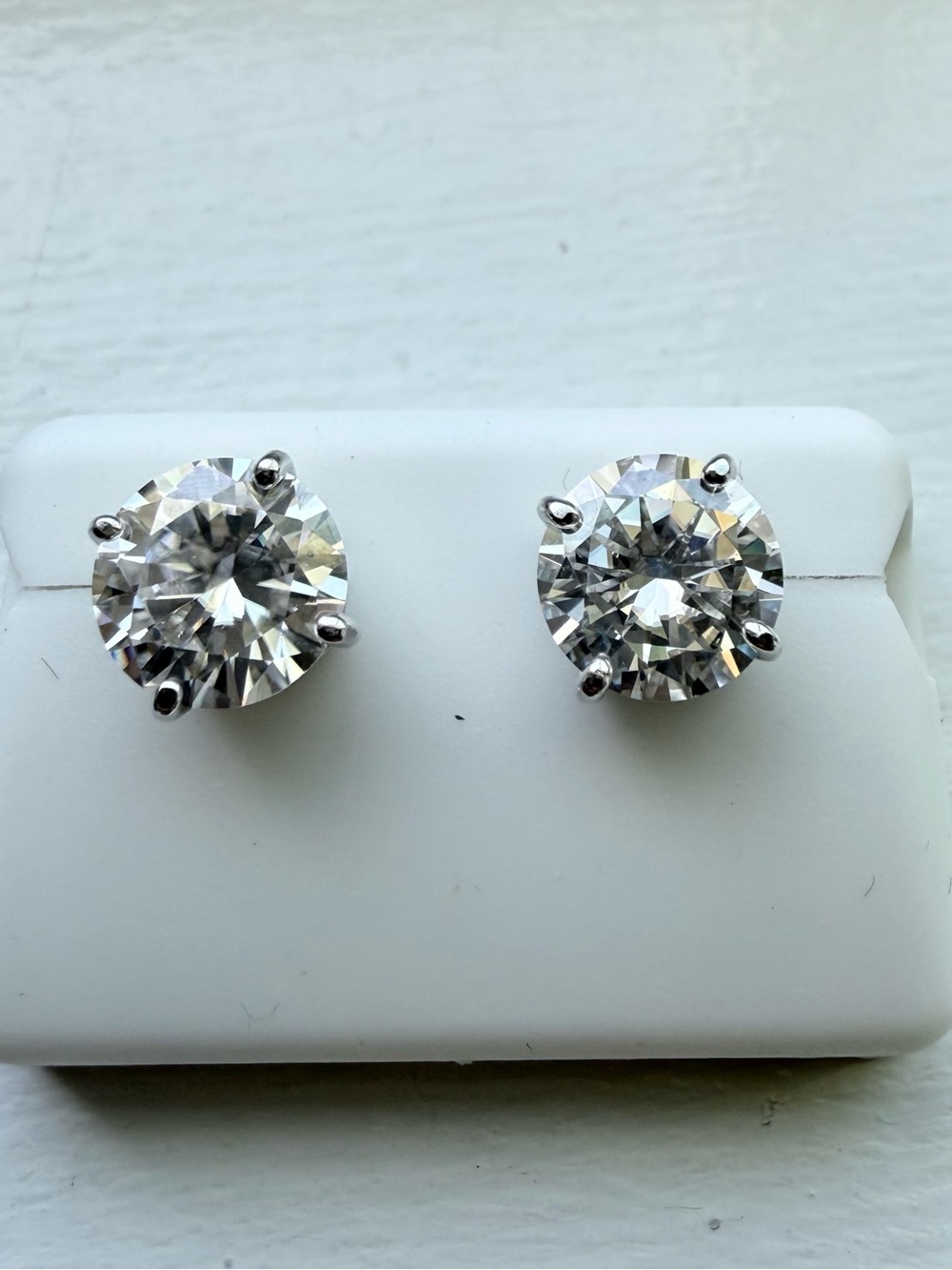 NWT STUNNING 4 Carat TW Moissanite studs in 925 Sterling Silver
